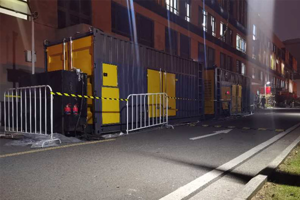 华亭柴油发电机组的输出电压是如何调节的？