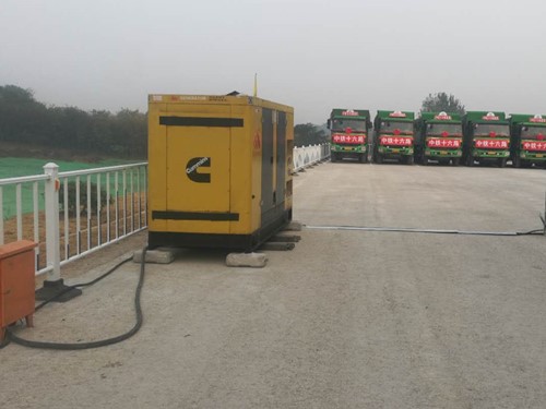 华亭电力系统的稳定性和设备兼容性如何影响发电机组的频率规格？