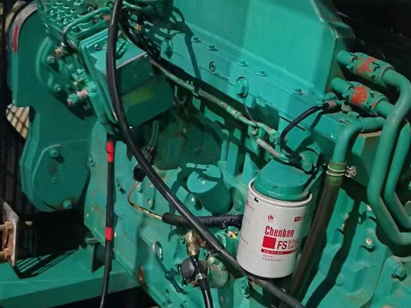 华亭如何确定新的发电机组控制系统是否与原系统兼容？