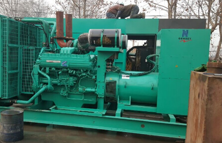 华亭发电机组如何判断水冷式机油散热器内部是否需要清洗？